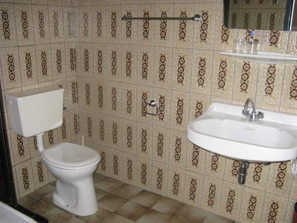 Hotel Gasthaus Roter Hahn Höflein an der Donau Zimmer foto